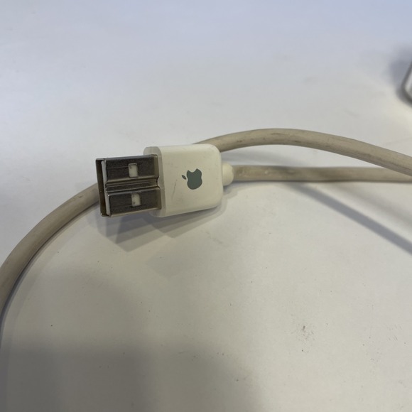 Apple A1048 USB Wired Keyboard w/ 2 USB Ports TESTED - Picture 6 of 7